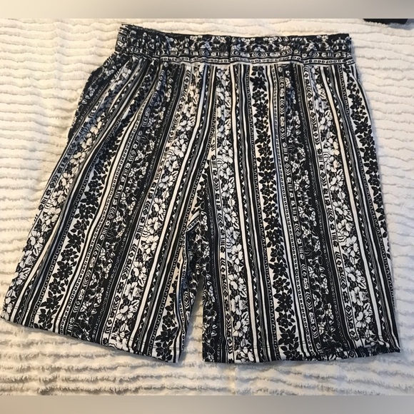 RobertLouis Women’s Shorts with Hibiscus 🌺 Pattern Black and White Size L - Picture 2 of 7